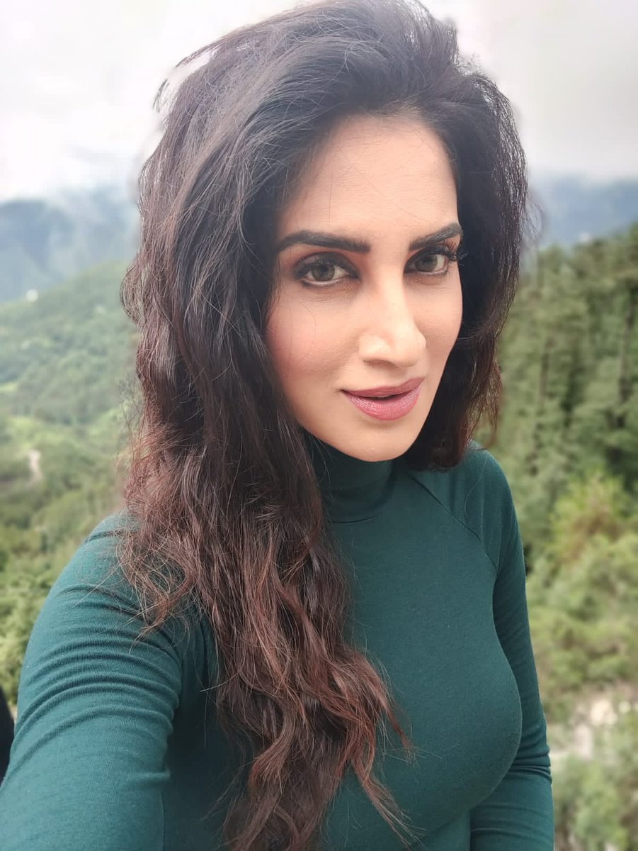 SmitaGondkar's tweet photo. In between shots, enjoying this beautiful weather ...Song VAADE ♥️ coming out on 5th November 

#Vaade #Songvideo #5thNovember #music #musica #musically #genre #pop  #melody #beat #beats #vaade #deepohsaan #dossmusic #dossfilms #dossproductions #Actress #SmitaGondkar #Smittens https://t.co/0ROcEDVqRE