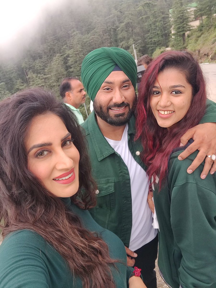 SmitaGondkar's tweet photo. In between shots, enjoying this beautiful weather ...Song VAADE ♥️ coming out on 5th November 

#Vaade #Songvideo #5thNovember #music #musica #musically #genre #pop  #melody #beat #beats #vaade #deepohsaan #dossmusic #dossfilms #dossproductions #Actress #SmitaGondkar #Smittens https://t.co/0ROcEDVqRE