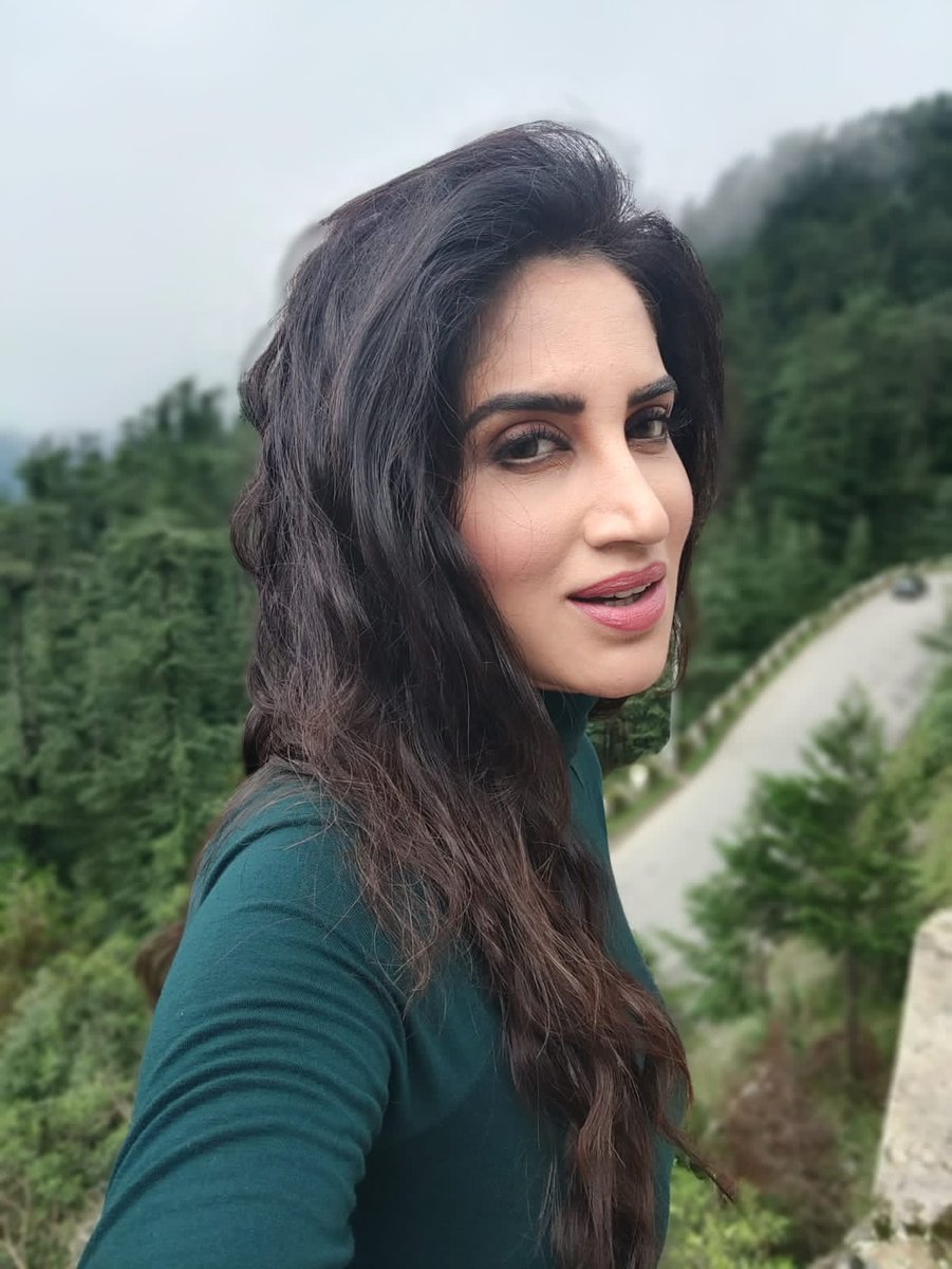 SmitaGondkar's tweet photo. In between shots, enjoying this beautiful weather ...Song VAADE ♥️ coming out on 5th November 

#Vaade #Songvideo #5thNovember #music #musica #musically #genre #pop  #melody #beat #beats #vaade #deepohsaan #dossmusic #dossfilms #dossproductions #Actress #SmitaGondkar #Smittens https://t.co/0ROcEDVqRE