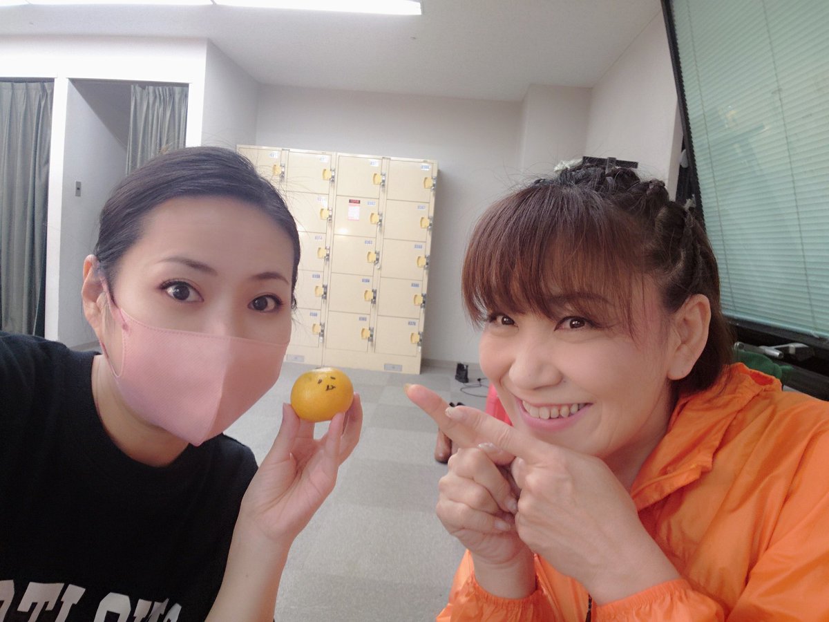 satomiaoi's tweet photo. 本日マチネ、無事(？)梨香姉の代役、星野祥子をつとめさせて頂きましたm(__)m人生で一番緊張したかもしれない。。。
ご褒美🍊梨香姉からお蜜柑頂きました♪
明日千穐楽。最後まで、袖で見守る蒼井。
#くしスプ 
#九識のスプリント https://t.co/EKYlCHYqT5
