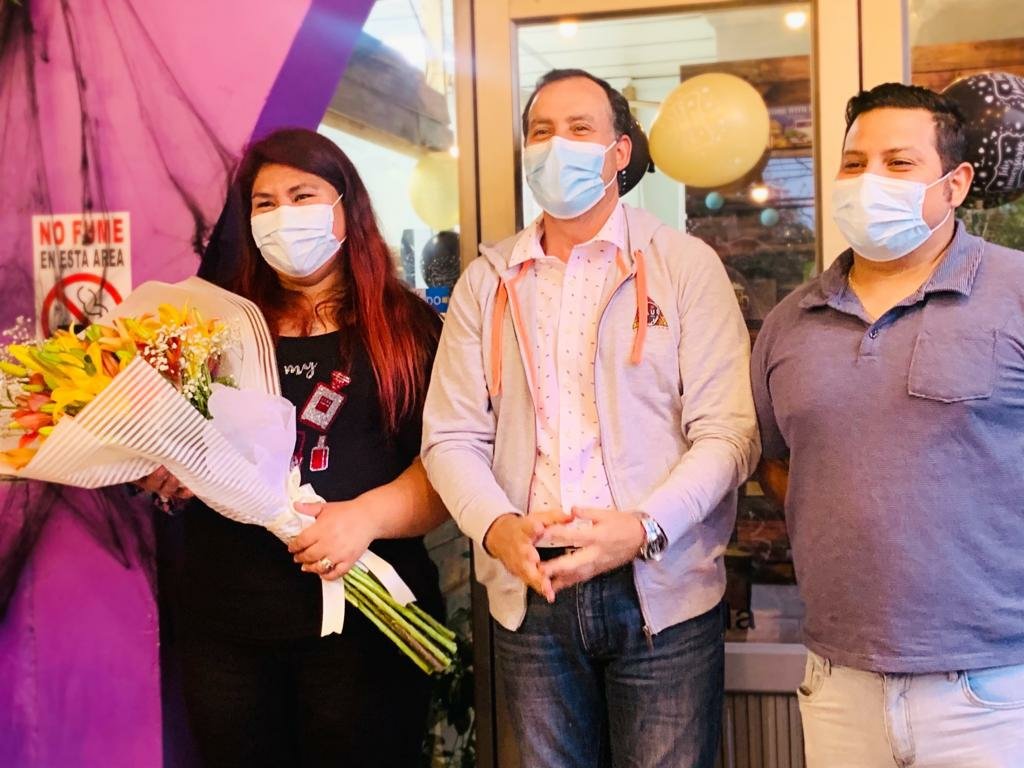 Nibaldo_Meza's tweet photo. Este fin d semana acompañamos 👫,en su aniversario, a Francisca Leiva y Cristian Martínez, emprendedores💪Peñaflorin@s, d un innovador servicio d Coctelería 🍸🧀 #FranCris
Tuvieron el coraje d emprender en plena pandemia,llevando a domicilio, tablas y Coctelería @FrancrisMartinez https://t.co/ngqSxpB6YZ