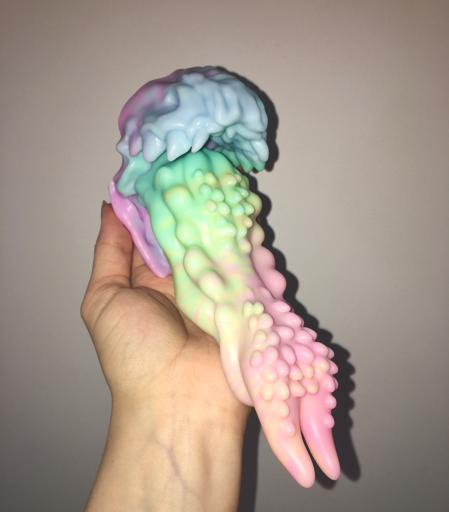 2 pic. I was one of the lucky winners for the guided Slavermaw and can we all just appreciate this absolutely beautiful pastel rainbow @_TheWickedHunt created for me!! It’s my 1st toy from this shop and I’m just blown away, thank you! 😱🌈💖 https://t.co/XyffDQRypw