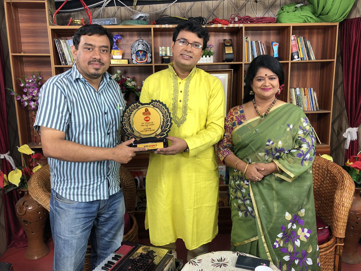 mad4raaga's tweet photo. Work Mode on.
Today at a video recording session for an upcoming show on Channel One.
Sanjukta didi your affection always touches me. 
Apurba da Subrata da on Tabla and Keyboard respectively. https://t.co/o7fATly13J