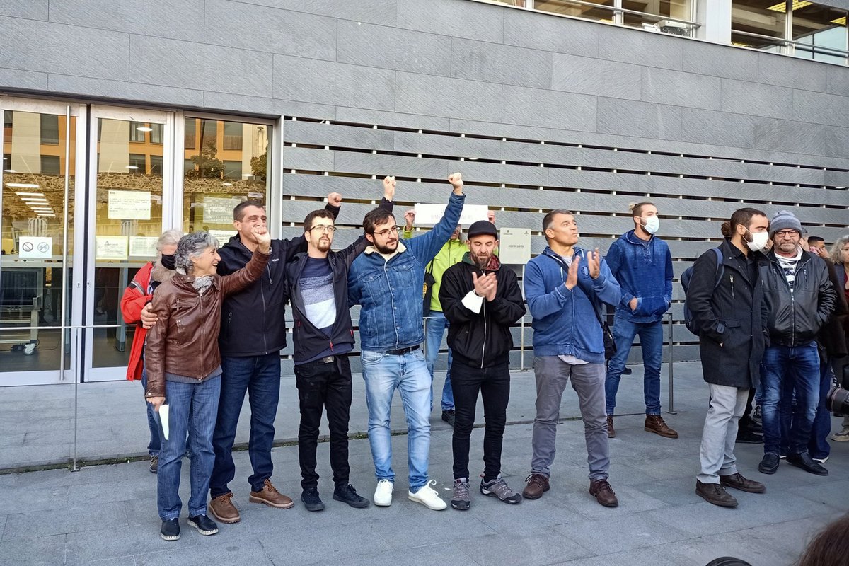 La_Directa's tweet photo. #TRIBUNALS | L'agent de l'#ARRO amb TIP 9124 ha declarat avui durant la vista oral contra @NouLledoners i liderava el grup de sis antidisturbis que aniran a judici per l'agressió racista contra el jove #Wubi el 2019 a Sant Feliu Sasserra https://t.co/d7bKXWCfBC Per @dvdbou https://t.co/35cP7pHVIt