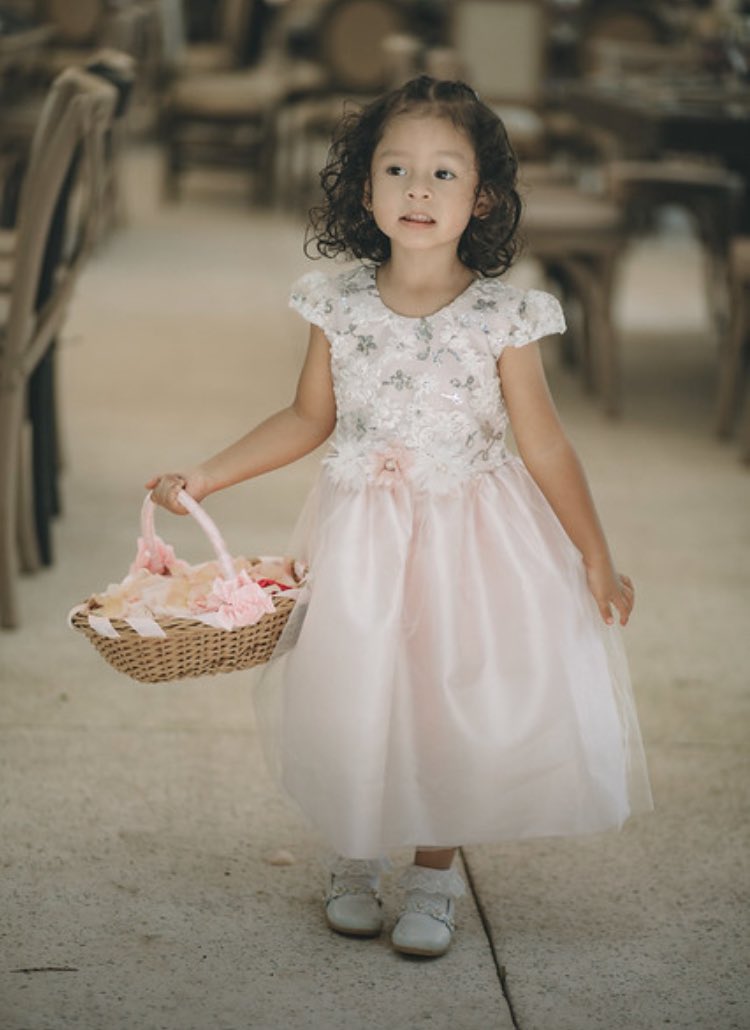 QuintaPavoReal's tweet photo. Siempre es hermoso la participación de los niños en una boda. Conmueve ver su expresión de ilusión. #pasiónportuboda #wedding https://t.co/pmjEtbRjMI