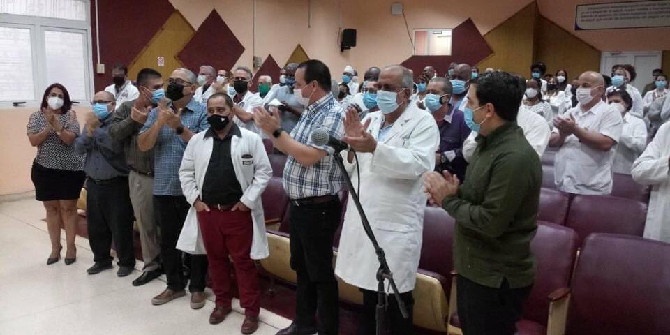 #AHORA: En el Instituto Nacional de Oncología y Radiobiología <a href="/InorCuba/">Instituto de Oncología y Radiobiología 🇨🇺</a> ovación para el Dr. Carlos Vázquez González, agente #Fernando de los Órganos de la Seguridad del Estado. #LaRazónEsNuestroEscudo