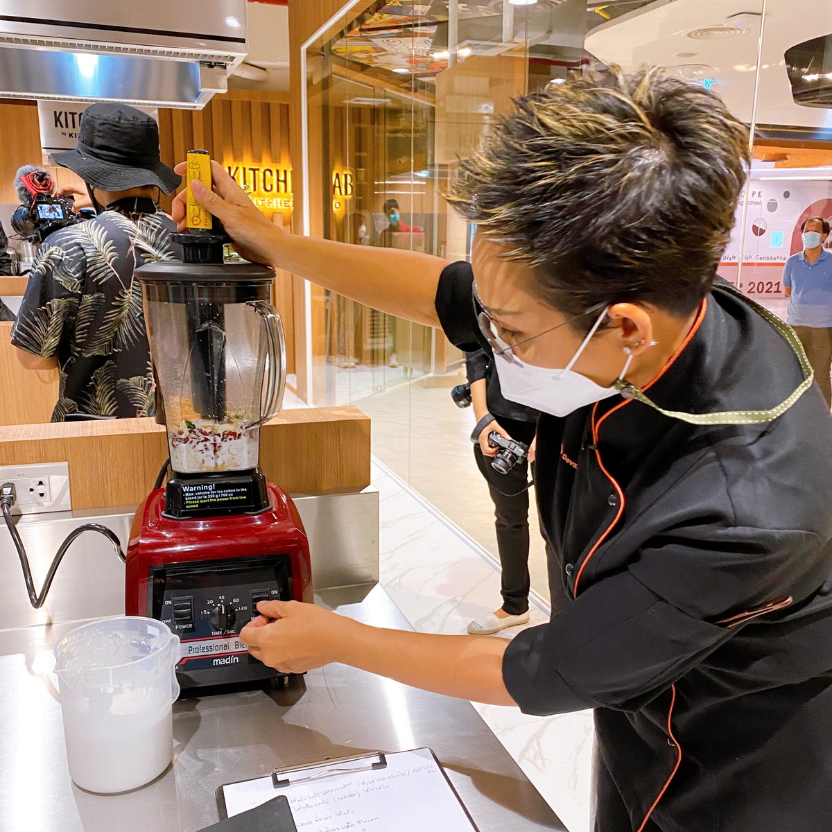 Kin24hrs's tweet image. ตื่นเต้นมากก มีโอกาสได้ไป Workshop ทำอาหารไทยโบราณกับ 'เชฟป้อม' ม.ล.ขวัญทิพย์ เทวกุล ได้ทำเมนูยำทวายที่ Kitchen Lab โซน MUNx2 ซีคอนสแควร์ เมนูนี้ทำยากมาก แต่เชฟใจดีเป็นกันเอง สอนสนุก ได้ความรู้ใหม่ๆ เยอะเลย แถมได้กระทบไหล่คุณจ๋า จาก MasterChef Thailand อีกด้วย #KitchenLab #MUNx2