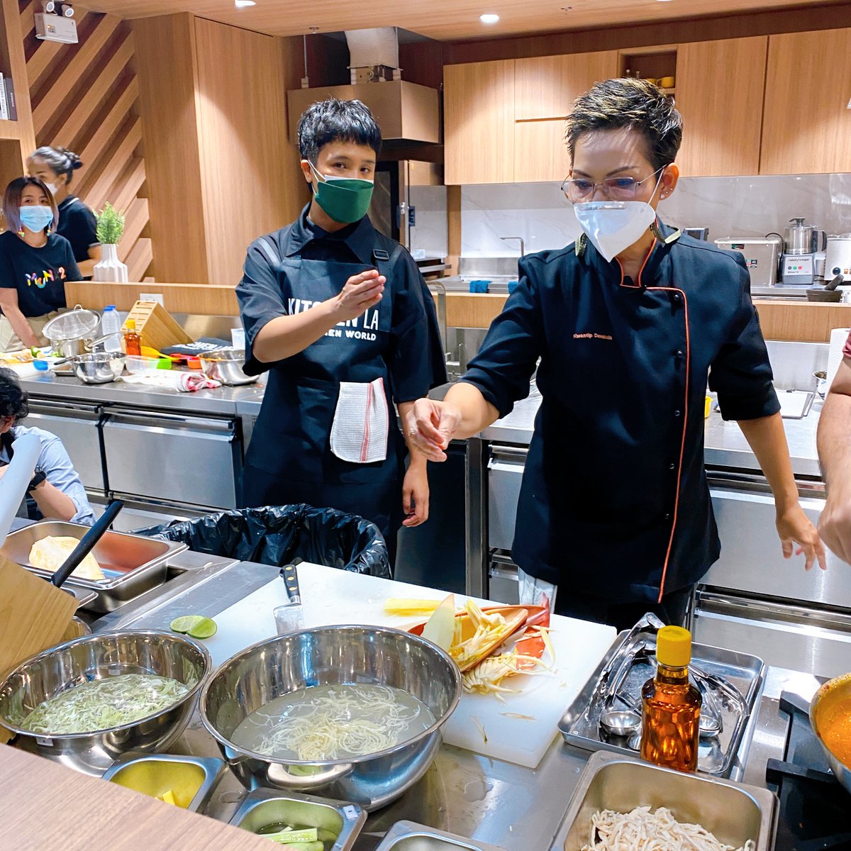 Kin24hrs's tweet image. ตื่นเต้นมากก มีโอกาสได้ไป Workshop ทำอาหารไทยโบราณกับ 'เชฟป้อม' ม.ล.ขวัญทิพย์ เทวกุล ได้ทำเมนูยำทวายที่ Kitchen Lab โซน MUNx2 ซีคอนสแควร์ เมนูนี้ทำยากมาก แต่เชฟใจดีเป็นกันเอง สอนสนุก ได้ความรู้ใหม่ๆ เยอะเลย แถมได้กระทบไหล่คุณจ๋า จาก MasterChef Thailand อีกด้วย #KitchenLab #MUNx2