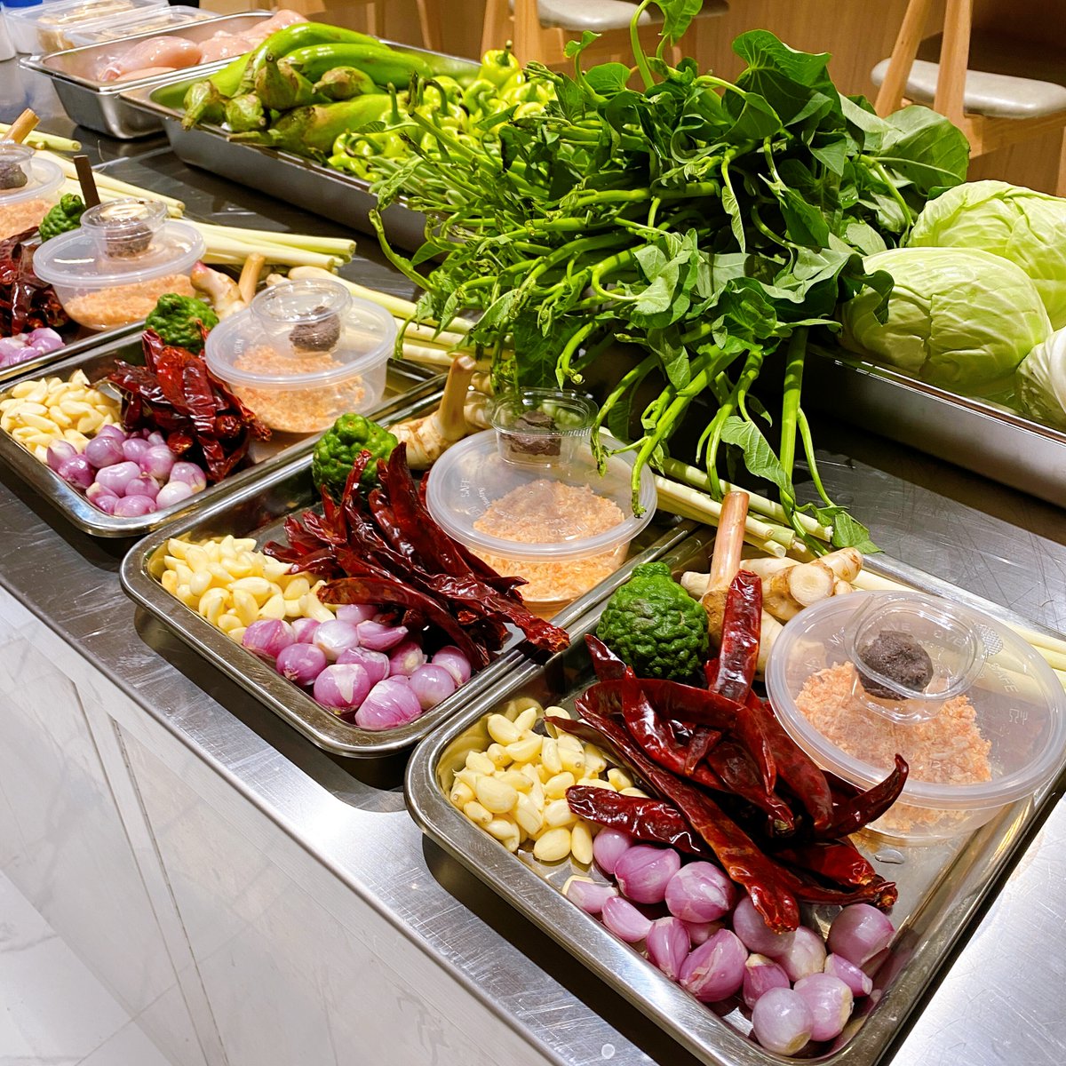 Kin24hrs's tweet image. ตื่นเต้นมากก มีโอกาสได้ไป Workshop ทำอาหารไทยโบราณกับ 'เชฟป้อม' ม.ล.ขวัญทิพย์ เทวกุล ได้ทำเมนูยำทวายที่ Kitchen Lab โซน MUNx2 ซีคอนสแควร์ เมนูนี้ทำยากมาก แต่เชฟใจดีเป็นกันเอง สอนสนุก ได้ความรู้ใหม่ๆ เยอะเลย แถมได้กระทบไหล่คุณจ๋า จาก MasterChef Thailand อีกด้วย #KitchenLab #MUNx2