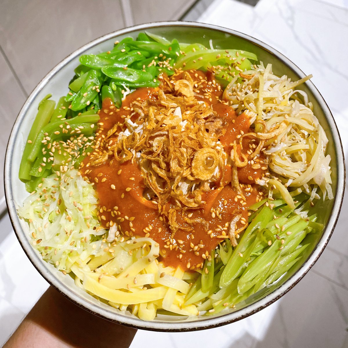 Kin24hrs's tweet image. ตื่นเต้นมากก มีโอกาสได้ไป Workshop ทำอาหารไทยโบราณกับ 'เชฟป้อม' ม.ล.ขวัญทิพย์ เทวกุล ได้ทำเมนูยำทวายที่ Kitchen Lab โซน MUNx2 ซีคอนสแควร์ เมนูนี้ทำยากมาก แต่เชฟใจดีเป็นกันเอง สอนสนุก ได้ความรู้ใหม่ๆ เยอะเลย แถมได้กระทบไหล่คุณจ๋า จาก MasterChef Thailand อีกด้วย #KitchenLab #MUNx2