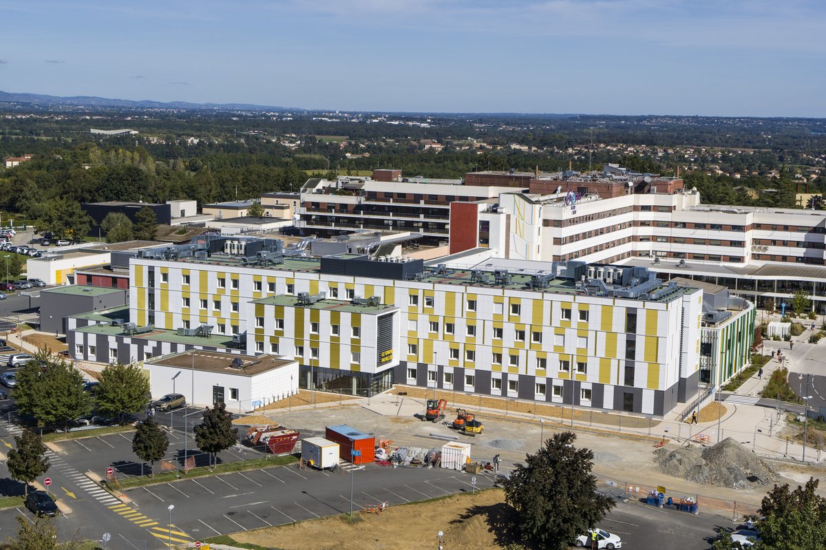 OSSABOIS's tweet photo. 🙌 Le pôle de consultations mixte #bois béton du Centre hospitalier de Villefranche-sur-Saône est livré !
🌳 Il compte 200 modules en bois produits à - de 100km dans notre usine de Balbigny
@BouyguesBat_SE, CRR Ecritures Architecturales, TEM PARTNERS
©Maxime Brochier, @Bouygues_C https://t.co/RXLkRBcbrV