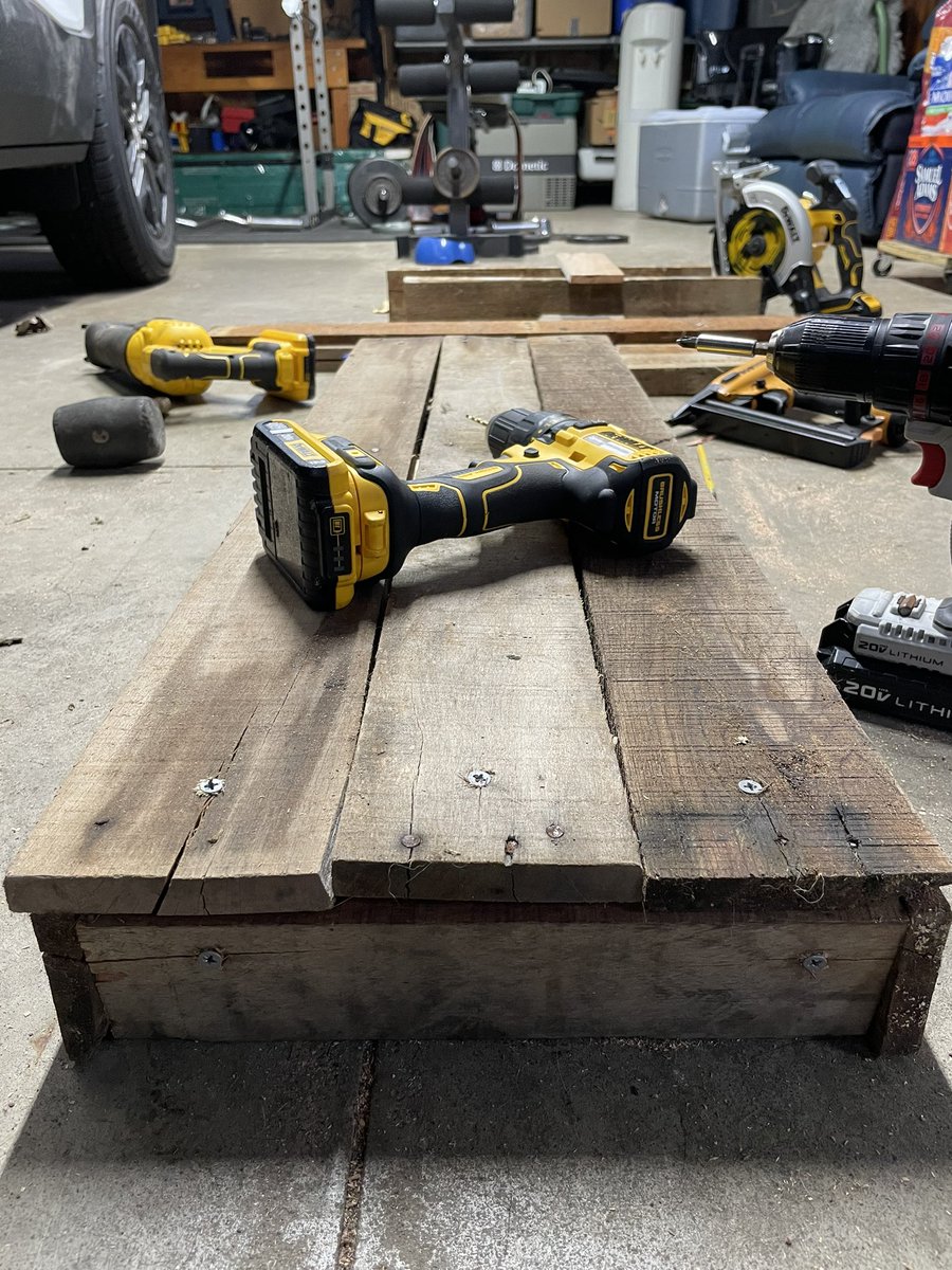 putyourhenzaup's tweet photo. 荷役パレットからまずベンチ二つ‼️
見よう見まねで頑張ってる😆😆😆　

Working on the garden bench/ potting table from wooden pallets for a couple of days 👍🏼

#DIY #ガーデン #日曜大工 #日曜じゃない大工 #garden #palletbench #pottingbench https://t.co/r3uJ51dL7p