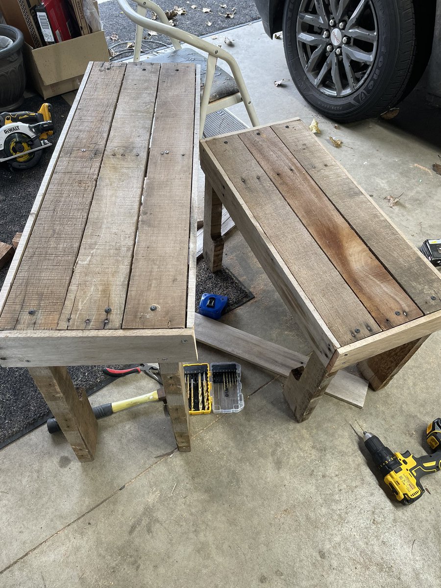 putyourhenzaup's tweet photo. 荷役パレットからまずベンチ二つ‼️
見よう見まねで頑張ってる😆😆😆　

Working on the garden bench/ potting table from wooden pallets for a couple of days 👍🏼

#DIY #ガーデン #日曜大工 #日曜じゃない大工 #garden #palletbench #pottingbench https://t.co/r3uJ51dL7p