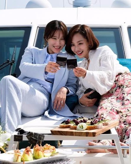 lavie_deces's tweet photo. Don't tell me I'm the only one reminded of this #SurHee scene when they showed the boat for next week's ep🙊😍: https://t.co/7lTY6Tgsp3