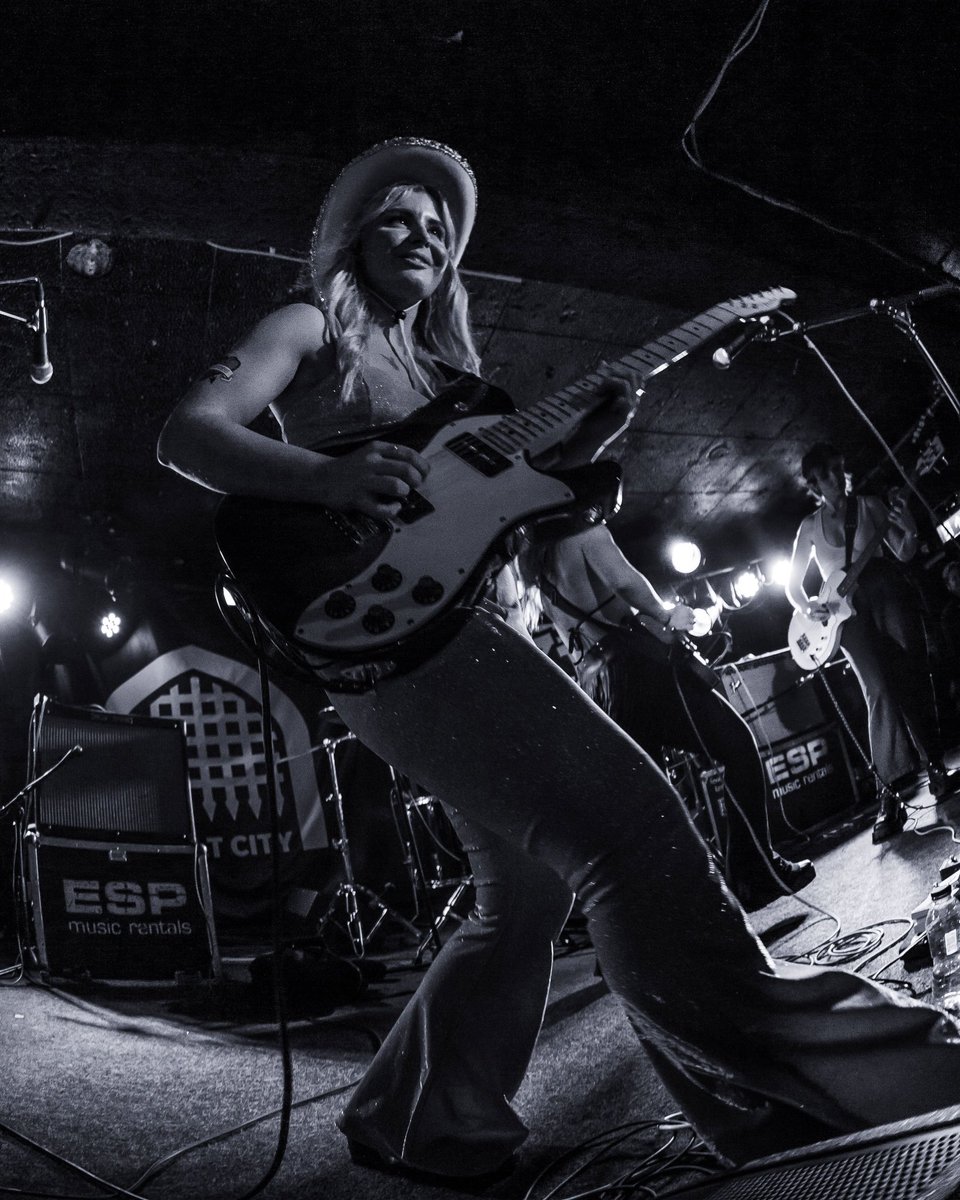 In the wise words of @cmatbaby ...”I wanna be a cowboy, baby” 🤠💋 📸 Graham Noble @kingtuts @vaultcitybrew 💒💒💒