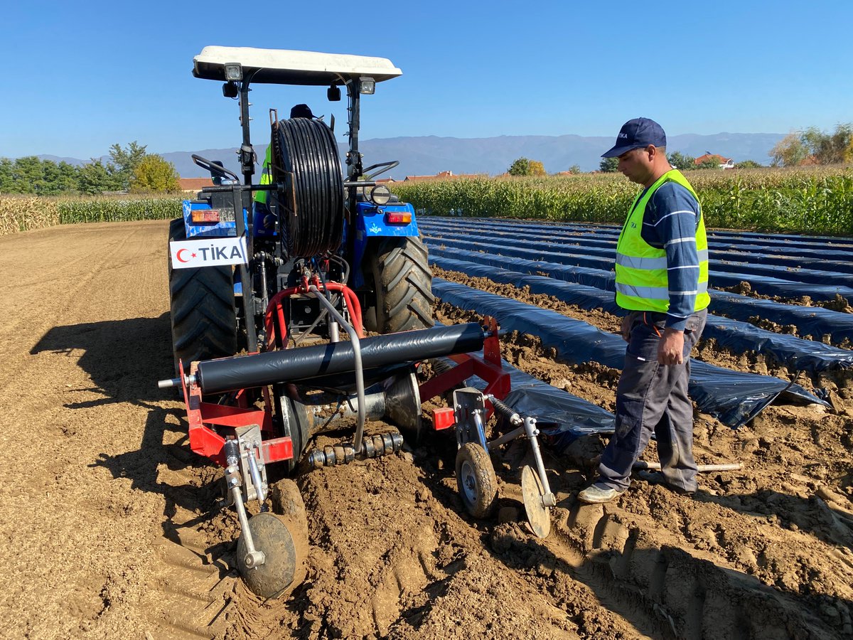 Tika_Turkiye's tweet photo. TİKA'dan #KuzeyMakedonya'da 100.000 çilek fidesi ve tarım ekipmanı desteği🇲🇰🍓🚜

👩‍🌾 👨‍🌾 6 bölgede uygulanan proje ile kırsal kesimde yaşayan aileler için alternatif geçim kaynakları oluşturulacak 

🔗https://t.co/cLCV1YQPBm https://t.co/EIrEiEAXFM