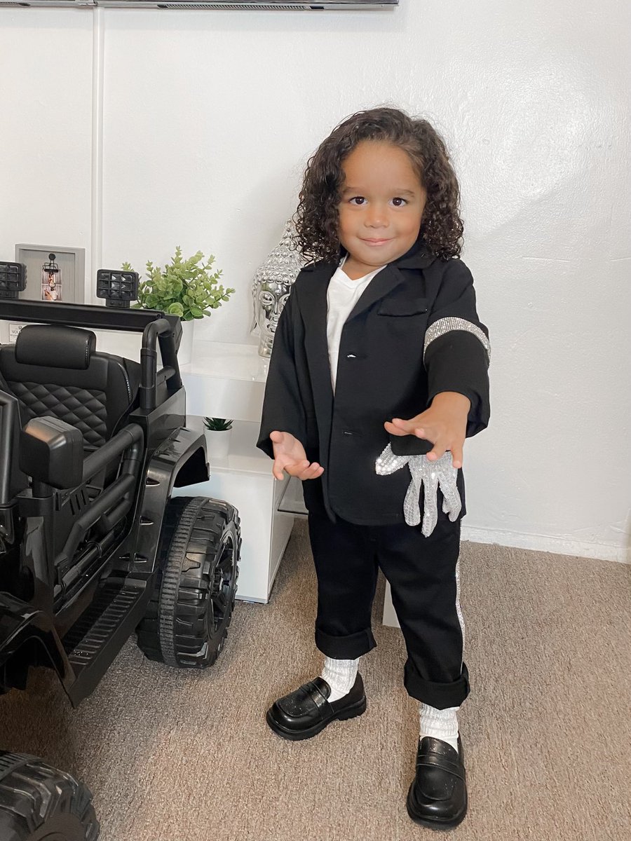 erikac519's tweet photo. My niece always picks the best costumes for my nephew and his cuteness makes them even better😍 #Kaison #MichaelJackson https://t.co/QUlZR8icFl