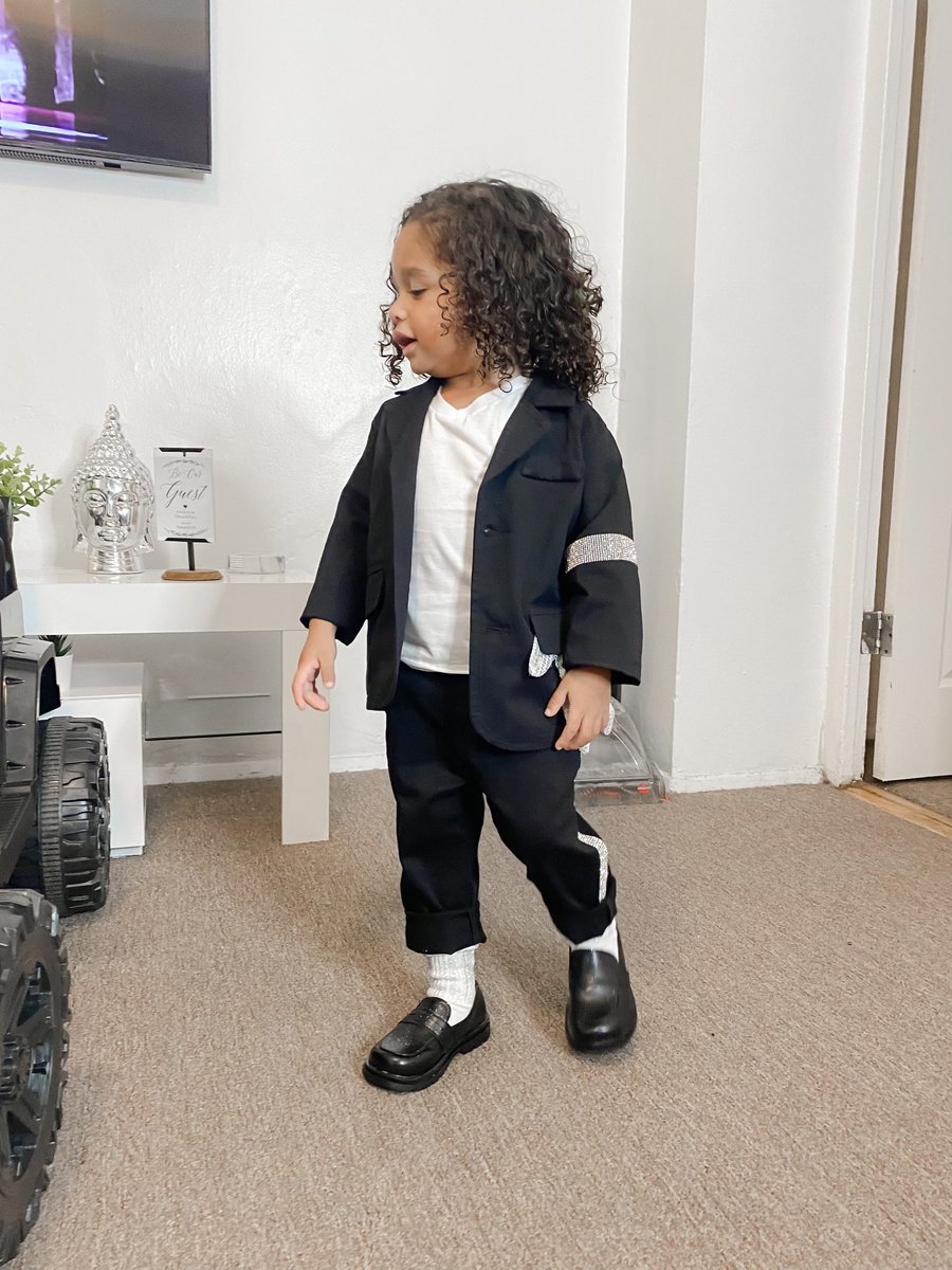 erikac519's tweet photo. My niece always picks the best costumes for my nephew and his cuteness makes them even better😍 #Kaison #MichaelJackson https://t.co/QUlZR8icFl
