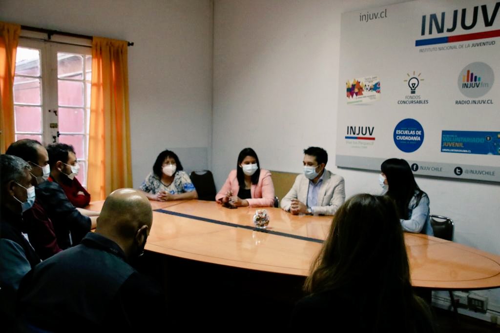 a_balladaresl's tweet photo. Hoy le dimos la bienvenida al nuevo Director Regional de @injuvrm @JuanAlexisAc. Junto a la Directora de @InjuvChile @RenataSantander y funcionarios, te deseamos el mayor de los éxitos en este desafío. ¡Serás un gran aporte trabajando por el bienestar de los jóvenes de la RM! https://t.co/DIsqDGamHZ