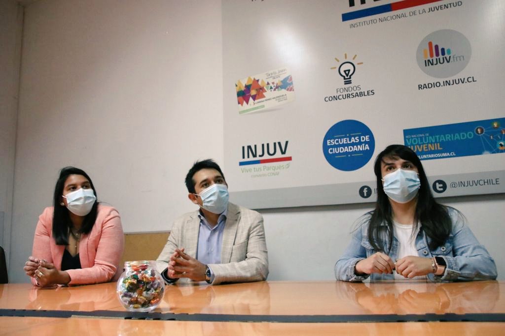 a_balladaresl's tweet photo. Hoy le dimos la bienvenida al nuevo Director Regional de @injuvrm @JuanAlexisAc. Junto a la Directora de @InjuvChile @RenataSantander y funcionarios, te deseamos el mayor de los éxitos en este desafío. ¡Serás un gran aporte trabajando por el bienestar de los jóvenes de la RM! https://t.co/DIsqDGamHZ