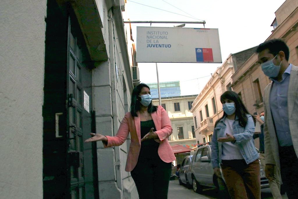 a_balladaresl's tweet photo. Hoy le dimos la bienvenida al nuevo Director Regional de @injuvrm @JuanAlexisAc. Junto a la Directora de @InjuvChile @RenataSantander y funcionarios, te deseamos el mayor de los éxitos en este desafío. ¡Serás un gran aporte trabajando por el bienestar de los jóvenes de la RM! https://t.co/DIsqDGamHZ