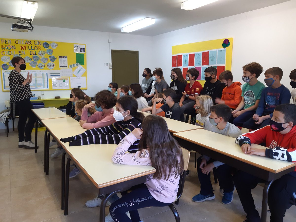 Cons_Llucanes's tweet photo. 📸 Les escoles del #Lluçanès Heurom de Perafita, Gafarró de Lluçà, Aurora de Sant Boi, La Forja d'Alpens, l'escola Lluçanès i la FEDAC Prats van participar als tallers sobre el bon ús pantalles on l'alumnat va aprendre pautes bàsiques per fer-ne un ús conscient. https://t.co/BWW1uizr52