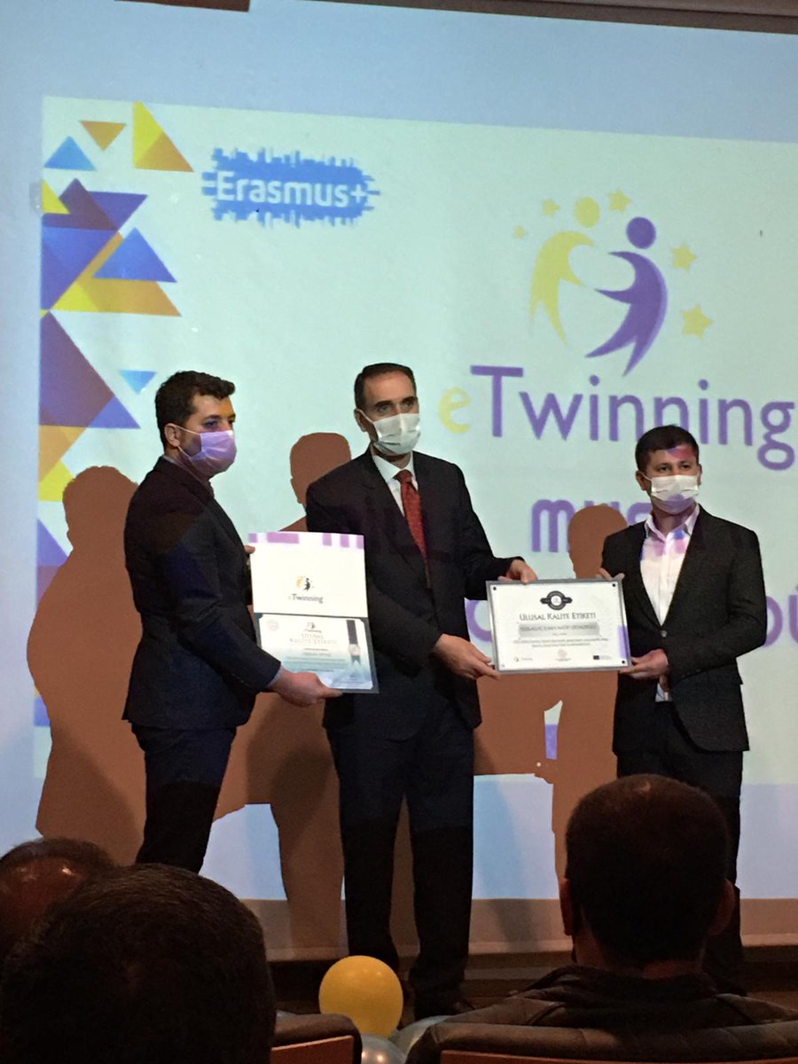 eTwinning kalite etiketi alan öğretmenlerimize ödülleri törenle verildi. <a href="/orhan_byz/">Orhan Beyaz</a> <a href="/YamanAyegul1/">Yaman Ayşegul</a> <a href="/AnaokuluMus/">Balpeteği Anaokulu Muş</a> <a href="/MusMilliEgitim1/">Muş İl Millî Eğitim Müdürlüğü</a> <a href="/mustelekomokulu/">Muş Türk Telekom İlkokulu Ortaokulu</a>