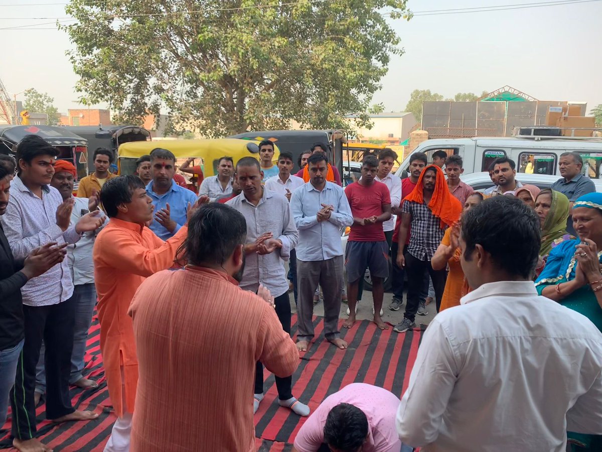 Bajrangdalharya's tweet photo. आज विहिप-बजरंग दल द्वारा,हरियाणा के सभी जिलों में सार्वजनिक स्थानों पर हनुमान चालीसा आयोजन किया. अगर गुरुग्राम में सार्वजनिक जगह पर नमाज़ नही रुकी तो पूरे हरियाणा में सड़क पर हनुमान चालीसा होंगी @mlkhattar @anilvijminister @cmohry @kumarvijayhry @VHPDigital @PMOIndia @AmitShah https://t.co/QNi8gYCMxa