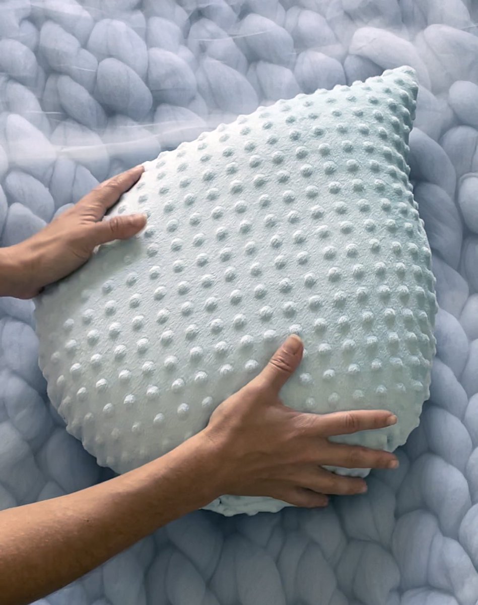 chachichinikki's tweet photo. ☁️PRE-ORDERS NOW OPEN☁️ 
💧💧💧Link in bio 💧💧💧
✨Taking orders until 11/11✨
.
.
.
#nicolesalcedo #pillowcollection #clouds #raindrops #comfortobject #miamidesign #pillowtherapy #emotionaldesign #ebbandflow https://t.co/gP8XE9oxwr