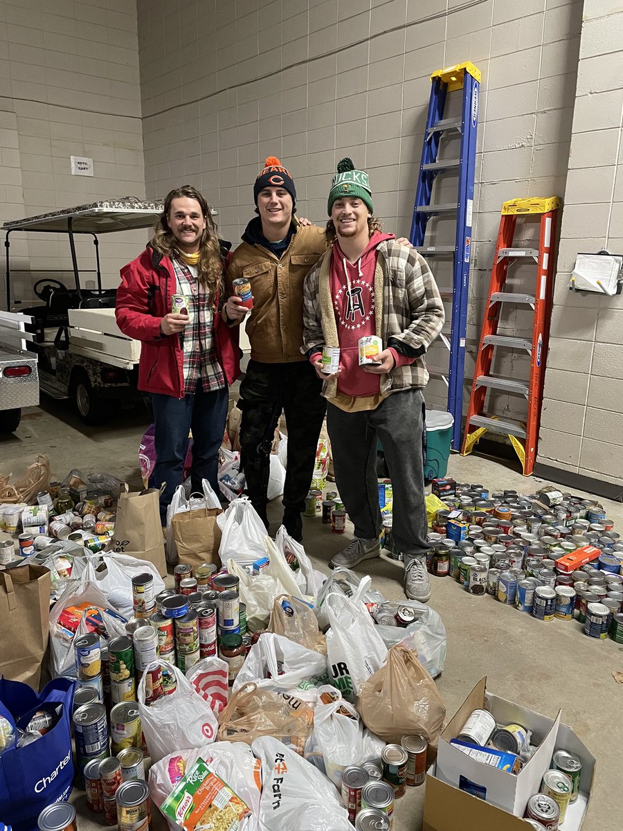 UWSPFootball's tweet photo. On Sunday night, members of @UWSPfootball and @UWSPAthletics SAAC went Trick-Or-Treating for canned goods. The group collected over 1,500 pounds of food to donate to local food pantries.
#PointersGiveBack | #PointerPride https://t.co/nrYvWqqUnO