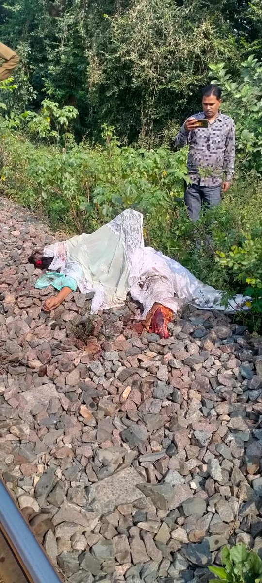 दुखद घटना
 महमूदाबाद के निकट जनपद बाराबंकी ब्लाक फतेहपुर  विद्यालय लाटे पाटन की शिक्षामित्र ने ट्रेन के आगे कूद कर जान दे दी बीजेपी के संकल्प पत्र 2017 ने आज एक और हिन्दू को अपने अहंकार के कारण गोलोकधाम पहुचाये <a href="/myogiadityanath/">Yogi Adityanath</a> <a href="/narendramodi/">Narendra Modi</a> <a href="/BJP4India/">BJP</a> <a href="/BJP4UP/">BJP Uttar Pradesh</a>