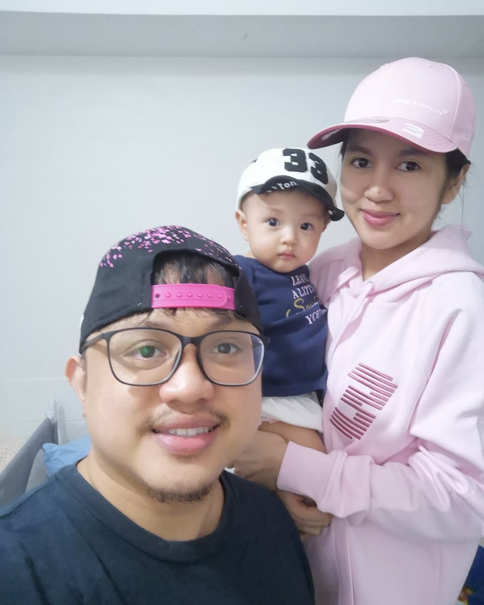 sosweet_27's tweet photo. Dear Danny,
It's my 10th mnth tomorrow. I decided to be an F1 fan for my first 🎃. None of your caps fit me so please don't get me wrong. I am a double DR3 fan. Dad is Max's! 🙃
Pls wait for me to grow up. I'll start saving now to see you soon!👧🏻🧡🍓 @McLarenF1 @danielricciardo https://t.co/D5iqzcKdkY