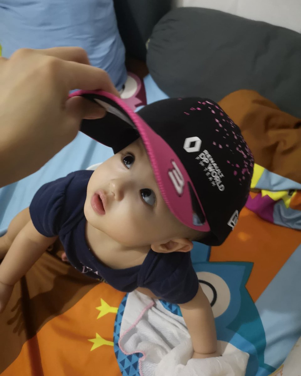 sosweet_27's tweet photo. Dear Danny,
It's my 10th mnth tomorrow. I decided to be an F1 fan for my first 🎃. None of your caps fit me so please don't get me wrong. I am a double DR3 fan. Dad is Max's! 🙃
Pls wait for me to grow up. I'll start saving now to see you soon!👧🏻🧡🍓 @McLarenF1 @danielricciardo https://t.co/D5iqzcKdkY