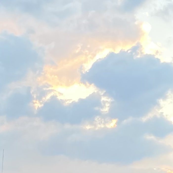 itfeelword's tweet image. ไม่ว่าจะยุ่งแค่ไหน ก็ต้องหาเวลาให้ตัวเองได้มองท้องฟ้าบ้างนะ ;-)