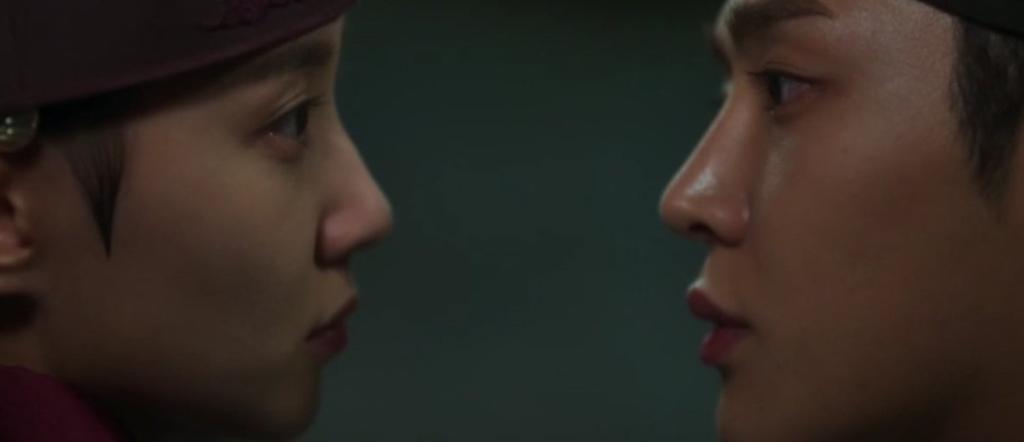 withdramas's tweet photo. And their firs cheek kiss... Iam screaming my lungs out here🔥🔥 ofc i love drunken jiwoon more now 😌😌
#TheKingsAffectionEp8 #TheKingsAffection #ParkEunBin #rowoon https://t.co/58rg7hy3OE