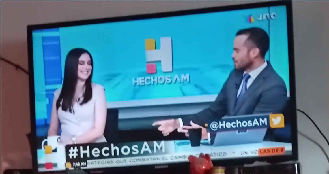 leny_90's tweet photo. Viendo a @robertoruiz @Radiohen y @BravoLucy #HechosAM desde la comodidad de mi cama!!! https://t.co/Chlw3IH7cO