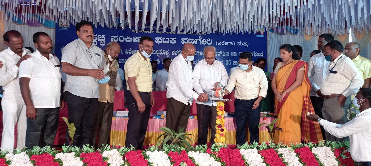 ZP_Koppal's tweet photo. ಯಲಬುರ್ಗಾ ತಾಲೂಕಿನ ವಣಗೇರಿ ಗ್ರಾ.ಪಂ ವ್ಯಾಪ್ತಿಯಲ್ಲಿ ನಿರ್ಮಿಸಲಾಗಿರುವ ಸ್ವಚ್ಛ ಸಂಕೀರ್ಣ ಘಟಕವನ್ನು ಮಾನ್ಯ ಸಚಿವರು ಶ್ರೀ ಹಾಲಪ್ಪ ಬಸಪ್ಪ ಆಚಾರ್ ಮಹಿಳಾ & ಮಕ್ಕಳ ಅಭಿವೃದ್ಧಿ, ಗಣಿ & ಭೂ ವಿಜ್ಞಾನ ಇಲಾಖೆ ಹಾಗೂ ಜಿಲ್ಲಾ ಉಸ್ತುವಾರಿ ಸಚಿವರಿಂದ ಉದ್ಘಾಟನೆ. #SBMG #MGNREGA #NRLM #SWMUnitInauguration https://t.co/YEMWOwH4DX