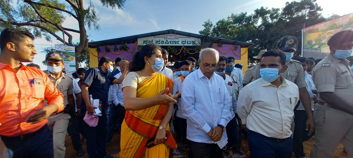 ZP_Koppal's tweet photo. ಯಲಬುರ್ಗಾ ತಾಲೂಕಿನ ವಣಗೇರಿ ಗ್ರಾ.ಪಂ ವ್ಯಾಪ್ತಿಯಲ್ಲಿ ನಿರ್ಮಿಸಲಾಗಿರುವ ಸ್ವಚ್ಛ ಸಂಕೀರ್ಣ ಘಟಕವನ್ನು ಮಾನ್ಯ ಸಚಿವರು ಶ್ರೀ ಹಾಲಪ್ಪ ಬಸಪ್ಪ ಆಚಾರ್ ಮಹಿಳಾ & ಮಕ್ಕಳ ಅಭಿವೃದ್ಧಿ, ಗಣಿ & ಭೂ ವಿಜ್ಞಾನ ಇಲಾಖೆ ಹಾಗೂ ಜಿಲ್ಲಾ ಉಸ್ತುವಾರಿ ಸಚಿವರಿಂದ ಉದ್ಘಾಟನೆ. #SBMG #MGNREGA #NRLM #SWMUnitInauguration https://t.co/YEMWOwH4DX