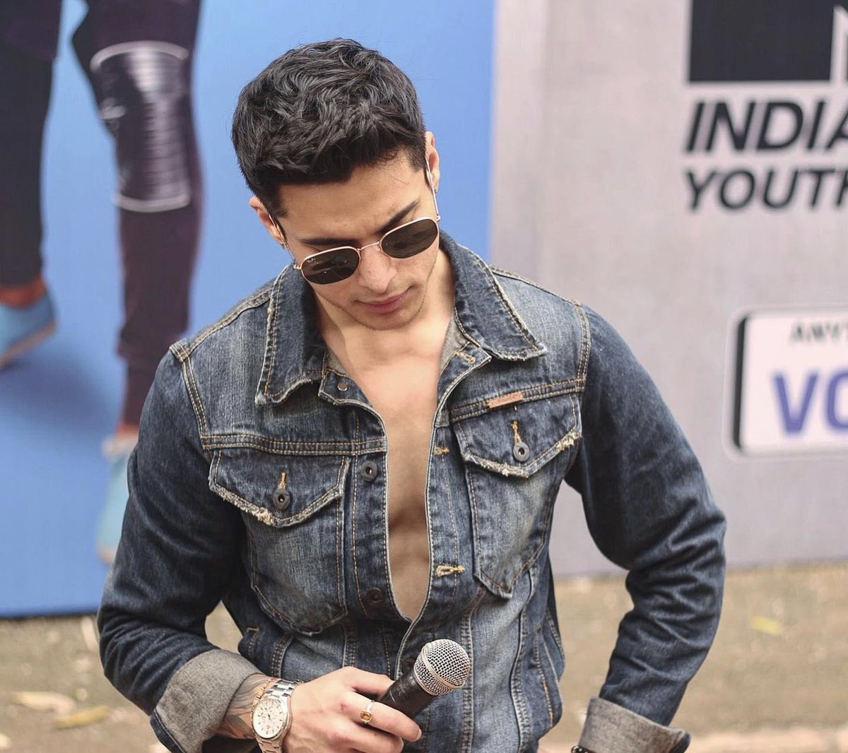 praticksejpal's tweet photo. Whoever is Trying to Bring you Down is Already Below You 💪🦁👑

#PratikFam #PratikSehajpal #PratikIsTheBoss https://t.co/JqSSUKP4T3
