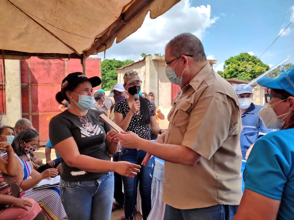 AlcaldiaAnaco's tweet photo. "Aquí SALVAMOS VIDAS✋, con #AnacoSolidario❤️ estamos logrando entregarle en la mano los medicamentos que necesita nuestra gente y continuaremos así trabajando UNIDOS por un mejor acceso a los servicios médicos para el bienestar y el cuidado de todos" @LuisGuevaraM_ https://t.co/OiPPAr4ttR
