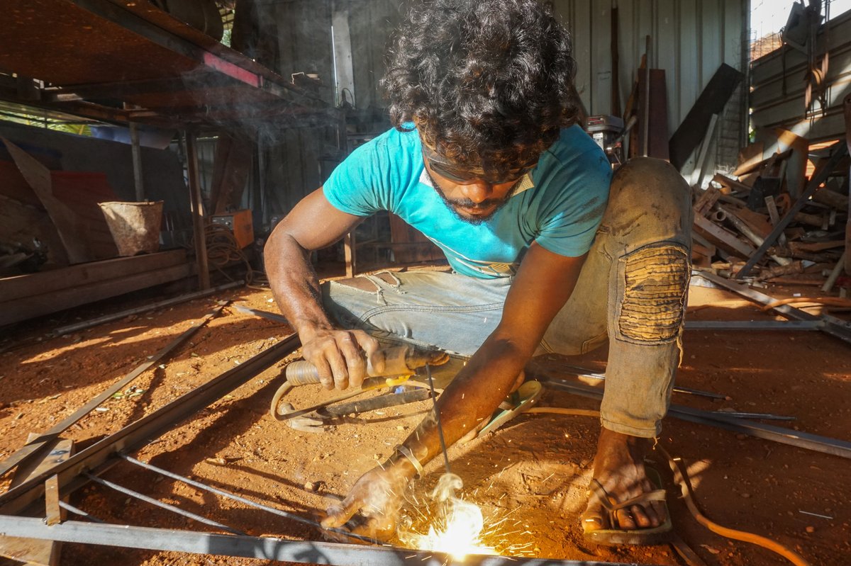 This welder now works locally because of the coronavirus pandemic.  #PhotoOfTheDay by <a href="/indrakularasa/">Thayalini Indrakularasa</a>, Global Press Journal #SriLanka. See new photos daily at buff.ly/1ZFRAei. #JournalismReimagined