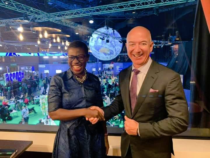 bashoverrated's tweet photo. At #COP26 and had the pleasure to meet with @JeffBezos this morning to discuss the design, implementation & monitoring of #FreetownTheTreeTown. Thanks to #WorldResources for making this introduction. Looking forward to an exciting collaboration!
© Mayor @yakisawyerr https://t.co/o0l5z6DOpa
