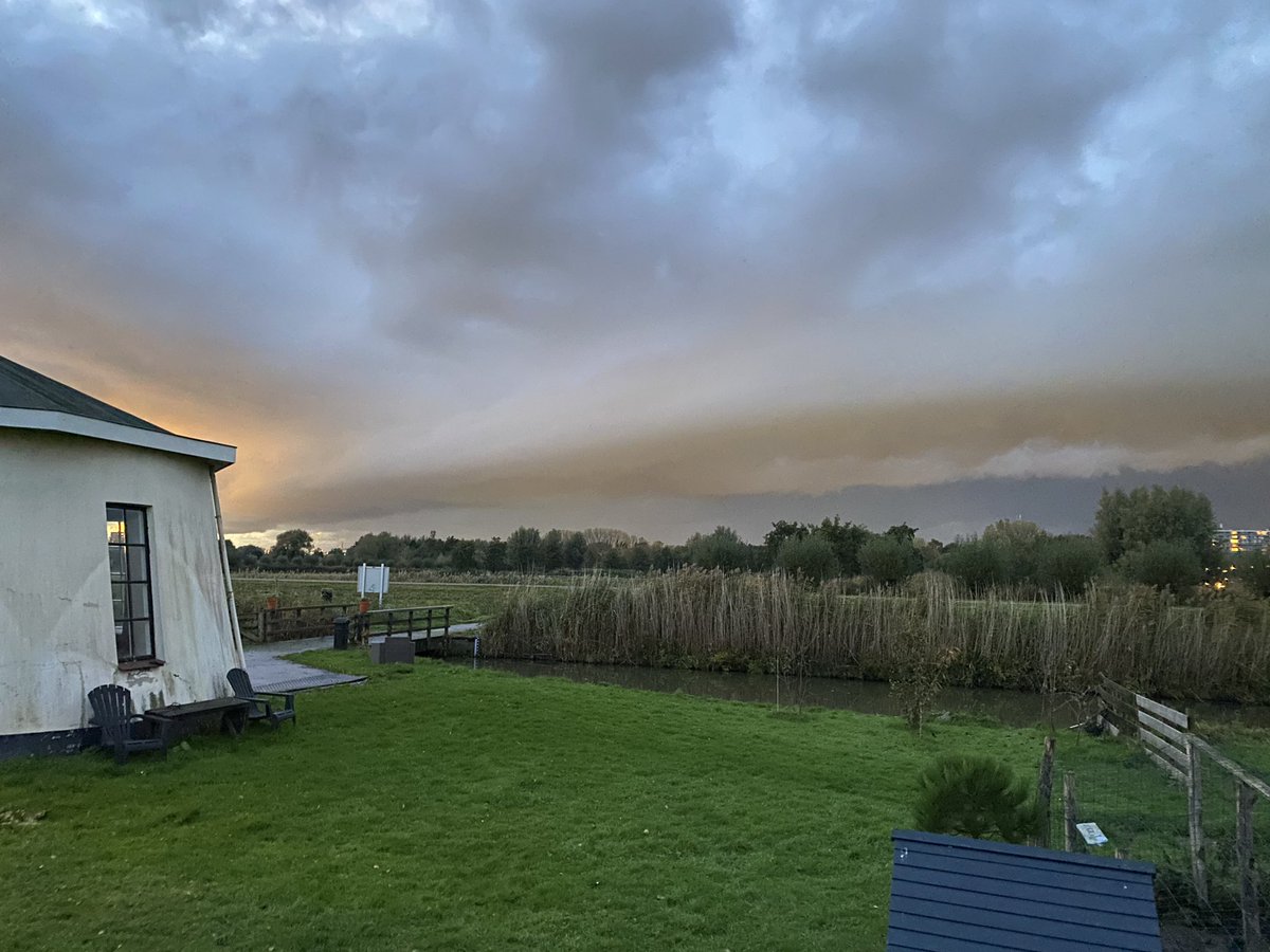 Mooie buienlijn te zien bij de <a href="/hoeksepoldermo1/">hoeksepoldermolen</a>. De <a href="/BuienRadarNL/">Buienradar</a> maakt het goed zichtbaar. #zwethzone