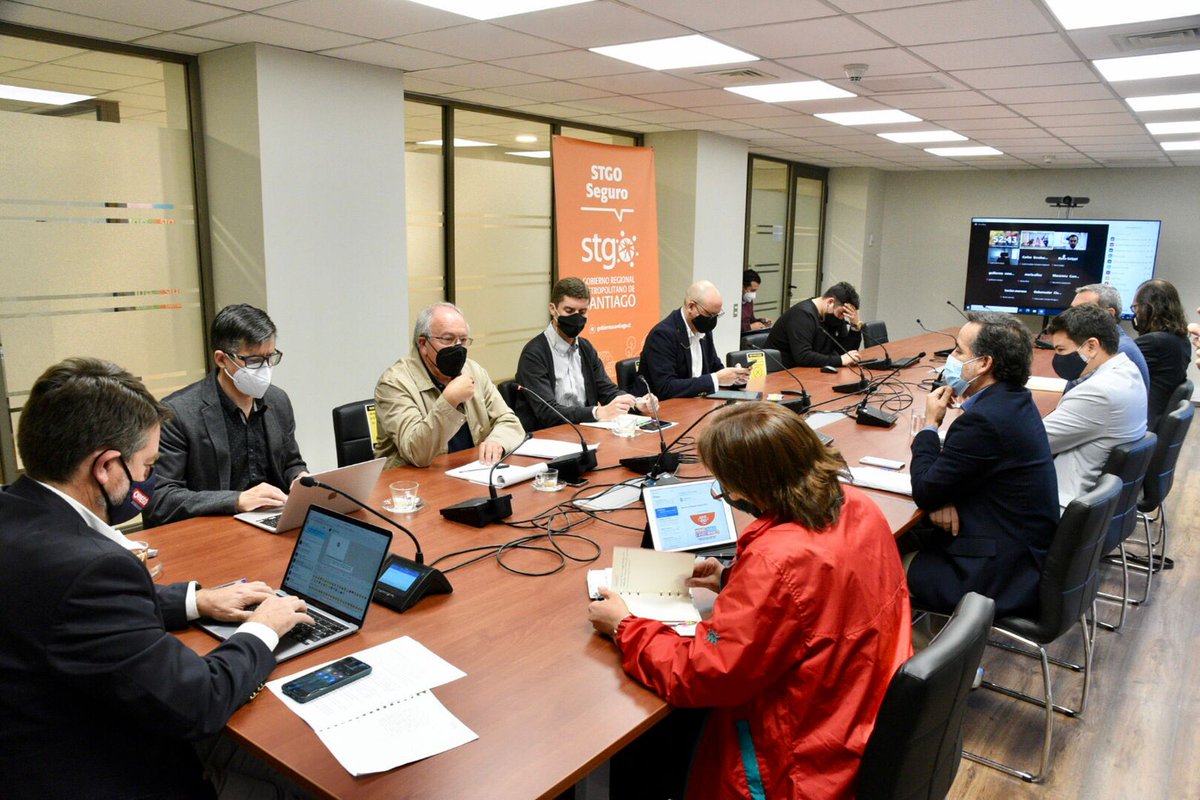penalolen's tweet photo. Alcaldesa @CarolinaLeitao junto a @GobiernoRM @MarceloLagosLop expertos y alcaldes de las zonas precordilleranas, establecieron mesa de trabajo que impulsa medidas de seguirdad ante posibles catástrofes y normativas que eviten construir sobre la "Falla San Ramón".#StgoResiliente https://t.co/FtAqGK14GZ