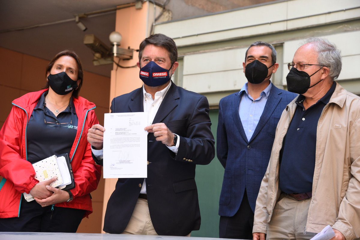 penalolen's tweet photo. Alcaldesa @CarolinaLeitao junto a @GobiernoRM @MarceloLagosLop expertos y alcaldes de las zonas precordilleranas, establecieron mesa de trabajo que impulsa medidas de seguirdad ante posibles catástrofes y normativas que eviten construir sobre la "Falla San Ramón".#StgoResiliente https://t.co/FtAqGK14GZ