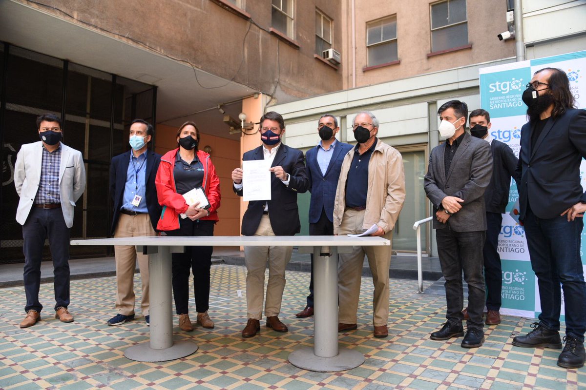 penalolen's tweet photo. Alcaldesa @CarolinaLeitao junto a @GobiernoRM @MarceloLagosLop expertos y alcaldes de las zonas precordilleranas, establecieron mesa de trabajo que impulsa medidas de seguirdad ante posibles catástrofes y normativas que eviten construir sobre la "Falla San Ramón".#StgoResiliente https://t.co/FtAqGK14GZ