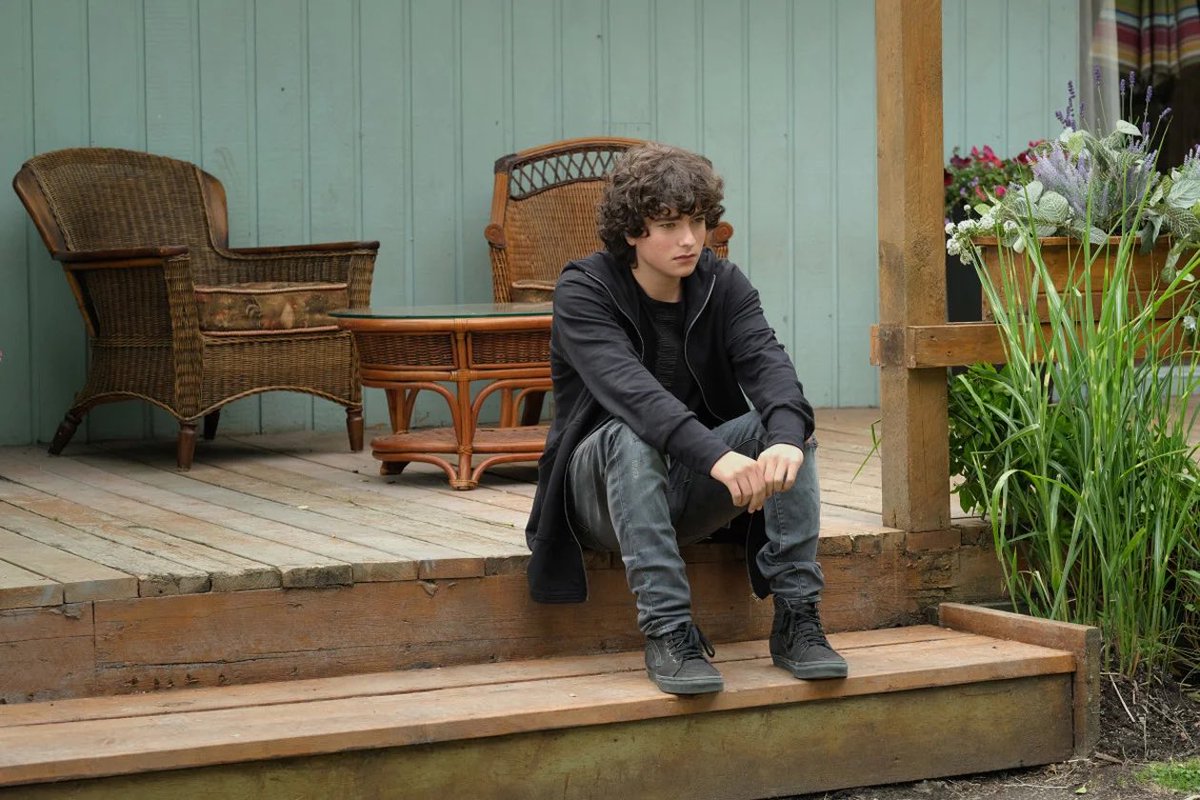 HybridofEL's tweet image. He’s back on earth at the farm out in Smallville