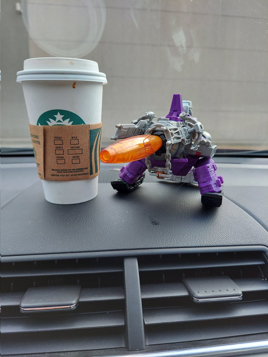 Ironhidensh's tweet image. Turning traitorous, backstabbing bitches to dust since 1986!  This figure is awesome, and I fully forgive hasbro for that Titans Return piece I shit. #deskbot #dashbot #robotswithcoffee @robotswcoffee @RwCJesse