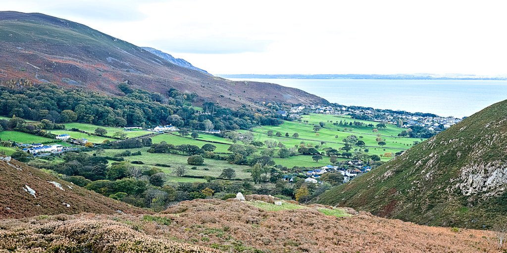 BJRoberts's tweet photo. Early November views from Conwy Sychnant Pass, over Capelulo, Dwygyfylchi, and Penmaenmawr, to Anglesey. @Ruth_ITV @kelseyredmore @ItsYourWales @northwalescom @AllThingsCymru @OurWelshLife @NWalesSocial #Conwy #SychnantPass #Capelulo #Dwygyfylchi #Penmaenmawr #Anglesey #Wales https://t.co/igwU4wVsYo