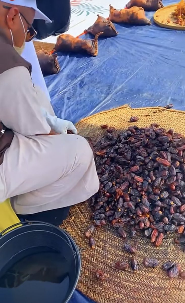 مشاركتي ف #مهرجان_التمور_بالعلا 😍
سويت لوحه تتكلم عن الشنه.. الشنه عباره عن جلد الاغنام او الماعز يستخدموها ف تخزين التمور يحشو فيها التمر وتجلس اكثر من 10 سنوات م يخرب ولا يتعفن سبحان الله!
استخدمت الوان الاكريلك🎨🤍